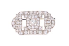 Broche Art Déco platine ajouré et or gris 750 sertie de diamants taille ancienne et intermédiaire, l