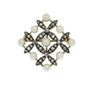 Broche quadrillage XIXe s., or et argent sertie de perles (non testées) et diamants taille rose, h.