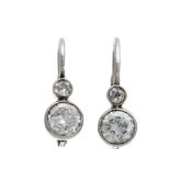 Paire de pendants d'oreilles fin XIXe ou début XXe s., or gris sertis de diamants taille ancienne, h