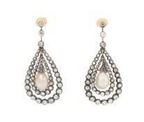 Paire de pendants d'oreilles XIXe s., or et argent retenant deux perles blanches gouttes naturelles