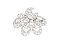 Broche or gris 750 ajouré pavée de diamants taille brillant, h. 2.5 cm, 6g