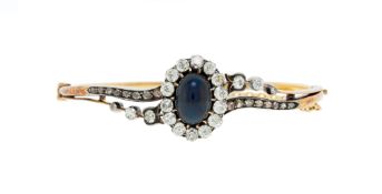 Bracelet rigide XIXe s., 2 ors 750 serti d'un cabochon de saphir entouré de diamants taille ancienne