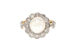 Bague début XXe s., 2 ors ornée d'une perle bouton (non testée) entourée de diamants taille 8/8 et a
