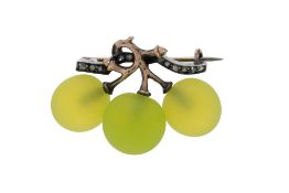 Fonsèque et Olive, broche fin XIXe s., or et argent figurant une grappe de raisins en pâte de verre