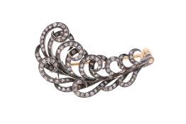 Broche plume XIXe s., argent, or et métal sertie de diamants facettés, h. 3.6 cm