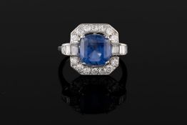 Bague Art Déco platine sertie d'un saphir taille coussin entouré de diamants taille baguette et bril