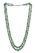 Collier composé de 2 rangs de billes de jadéite en chute alternées d'éléments facettés en lapis-lazu