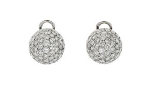 Chaumet, paire de boucles d'oreilles or gris 750 formant des hémisphères pavées de diamants taille b