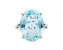 Bague or gris 750 sertie d'une aigue-marine taille ovale, doigt 54-14