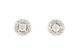 Paire de clous d'oreilles or gris 750 sertis de diamants taille brillant, h. 0.7 cm