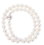 Gübelin, collier 1 rang de perles de culture blanches, fermoir en or gris 750 serti de diamants tail