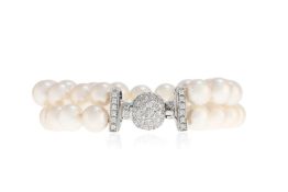 Bracelet composé de 2 rangs de perles de culture blanches alternées d'éléments en or gris 750 sertis