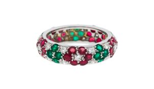 Anneau or gris 750 à motif de fleurettes pavé de rubis, d'émeraudes et de diamants taille brillant,