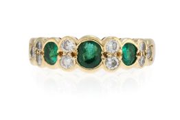 Van Cleef &amp; Arpels, bague or 750 sertie de trois émeraudes ovales alternées de diamants taille b