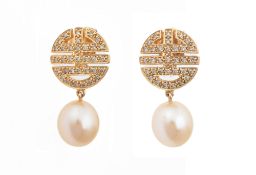 Mimi, paire de pendants d'oreilles or rose 750 stylisant le symbole chinois Shou serti de diamants b