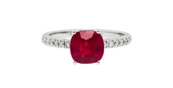 Bague or gris 750 sertie d'un rubis birman taille coussin de 2.137 carats, chauffé, selon le rapport