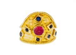 Lalaounis, bague or 750 à motif quadrillé parsemée de saphirs taille rond brillant et d'un cabochon