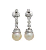 Paire de pendants d'oreilles platine sertis de diamants taille brillant et retenant des perles de cu