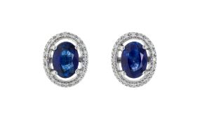 Paire de clous d'oreilles or gris 750 sertis de saphirs ovales entourés de diamants taille brillant,