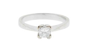 Solitaire or gris 750 serti d'un diamant taille princesse, doigt 62-22