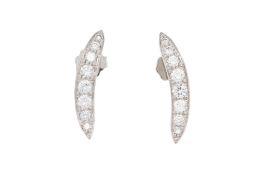 Paire de clous d'oreilles or gris 750 sertis de diamants taille brillant, h. 2 cm