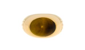 Boucheron, bague or rose 750 sertie d'un cabochon d'oeil-de-tigre, signée, numérotée E08229, doigt 5
