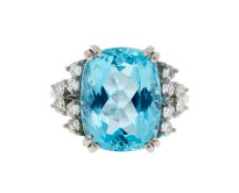 Bague or gris 750 sertie d'une aigue-marine taille coussin épaulée de diamants taille brillant, doig