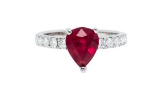 Bague or gris 750 sertie d'un rubis birman taille poire de 2.263 carats, chauffé, selon le rapport B