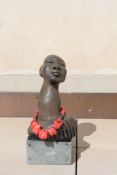 Tina Ausoni, sculpture « Gabu », terre cuite patinée, collier corail, 38 cm Tina Ausoni est une ar