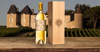 Ch. d'Yquem, 2015, Sauternes, 1er grand cru classé, 12 bts (caisse en bois d'origine) Au sud de