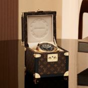 Louis Vuitton, Malle pendulette, Quartz, 80 mm, laiton, Monogram Cadeau unique, cette malle pendul