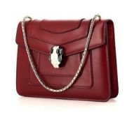 Bvlgari, sac Serpenti Forever Carmin en cuir rouge avec fermoir emblématique en tête de serpent, ban