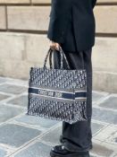 Christian Dior, sac Book Tote Medium en toile brodée Dior Oblique écru et bleu, double anse, 36 x 27