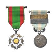 France, lot de 2 décorations : \- Médaille coloniale, créée en 1893, en argent, avec deux agrafes