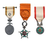 Royaume du Maroc, lot de 3 décorations comprenant : \- Ordre de l'Ouissam Alaouite, créé en 1913,