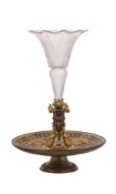Vase cornet en cristal et sa monture présentoir en métal doré et mat, à riche décor ciselé de scènes
