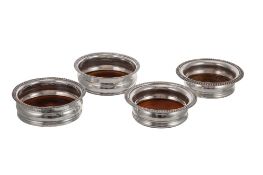 Ensemble de 4 dessous de bouteille en métal argenté, XXe s., 2 modèles, à décor de godrons, fond en