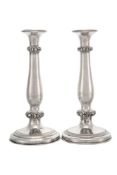 Paire de flambeaux en argent, Vienne, XIXe s., à décor de fleurs, h. 26,2 cm, 420g