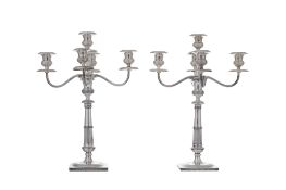 Paire de candélabres à 5 bras de lumière en argent 800, Italie, XXe s., à décor de perlettes et feui