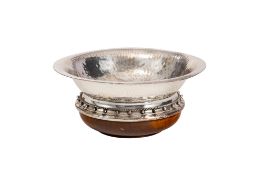 Grande coupe en métal argenté martelé sur base en bois, Valenti, Espagne, années 1970, diam. 50 cm,