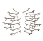 Ensemble de 21 porte-couteaux chiens en métal argenté, fin XXe s., 4 modèles, long. de 7 à 9 cm