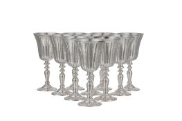 Suite de 10 verres calices en métal argenté martelé, XXe s., h. 20 cm