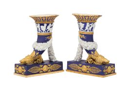 Paire de vases cornets en biscuit, Paris, XIXe s., à décor bleu cobalt et or, inspiré de la forme de