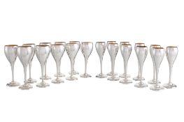 Suite de 20 flûtes à champagne en métal argenté et doré, XXe s., 2 formats, unies, h. 21,5 cm