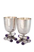 Paire de coupes en argent 925 martelé et cabochons de verre violet, Allemagne, XXe s., h. 11,5 cm, b