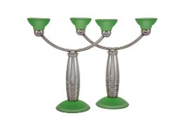 Christofle. Paire de candélabres en métal argenté et verre vert, modèle Alexandrie, h. 23 cm