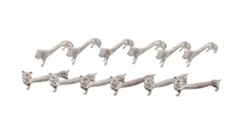 Suite de 12 porte-couteaux en métal argenté, XXe s., 6 chats et 6 lions, long. 7 et 7,5 cm