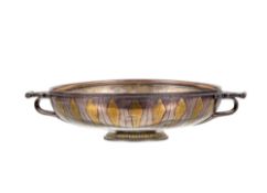 Christofle & Cie. Coupe kylix en bronze argenté et doré, finement ciselé, marli à décor de chardons