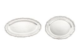 Ensemble d'1 plat rond et 1 plat ovale festonnés en argent, Lisbonne, Portugal, XXe s., diam. 38 cm,
