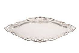Plat de service ajouré quadripode de style Art Nouveau en métal argenté, XXe s., à décor de fleurs,